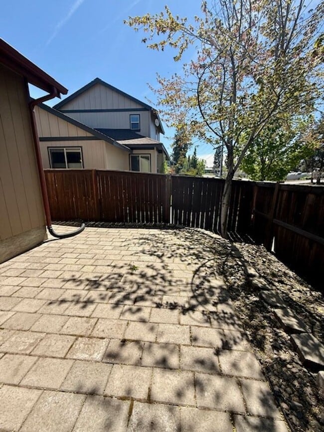 Building Photo - Lovely Corner Lot 3 Bedroom home with Land...