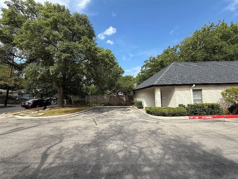 Building Photo - 1307 Kinney Ave