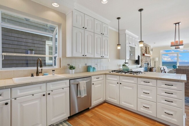 Building Photo - Spectacular Water Front Home With a Short Term  Lease to Start!