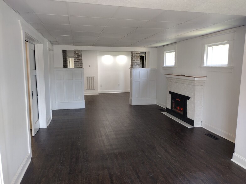 Building Photo - 337 W South St