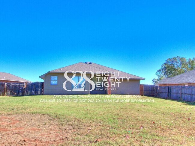 Building Photo - Lovely 3 Bed/2 Bath/2 Car Garage Single Fa...