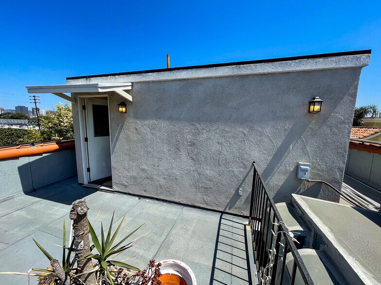 Building Photo - 2027 Beloit Ave