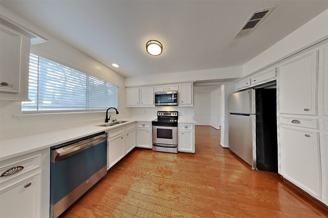 Building Photo - 2137 Parkdale Dr