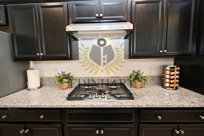 Building Photo - 893 Fir St W