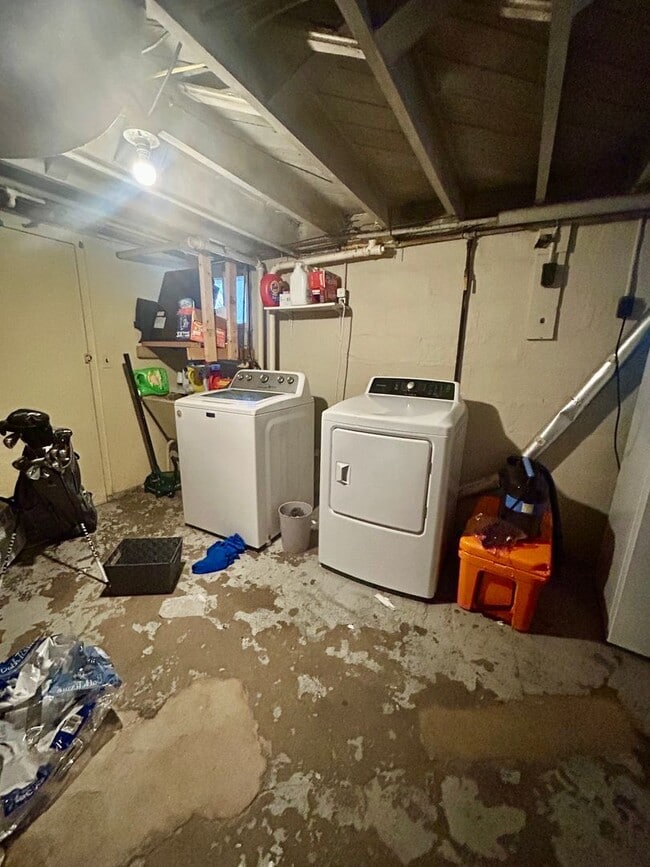 Building Photo - Available June 2025 - 5 Bed, 1 Bath home near campus!