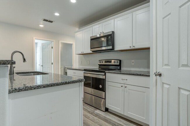 Building Photo - 1101 N Englewood Ave