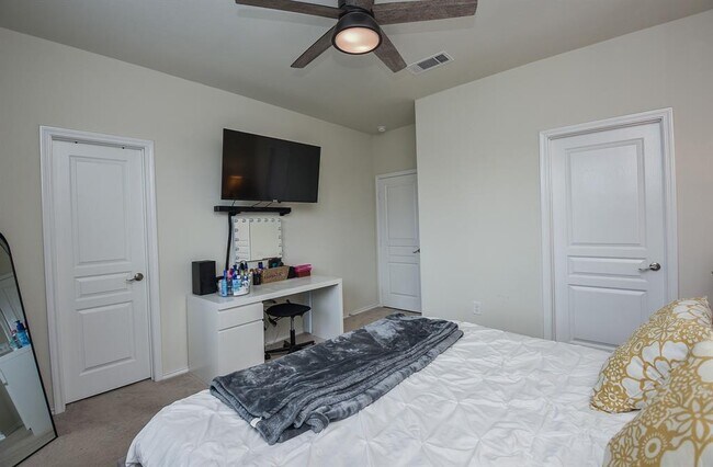 Building Photo - 5011 Lord Crest Ln