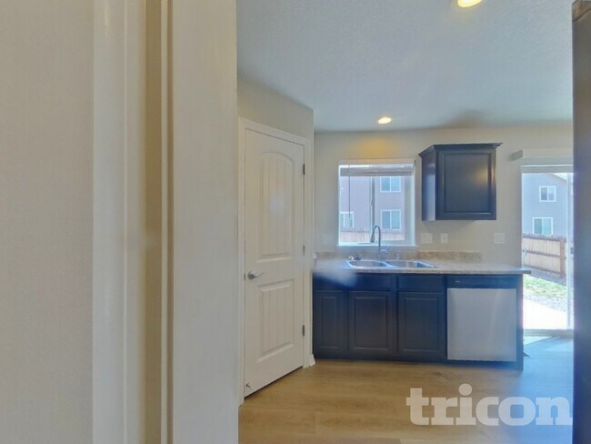 Building Photo - 10865 Aliso Dr