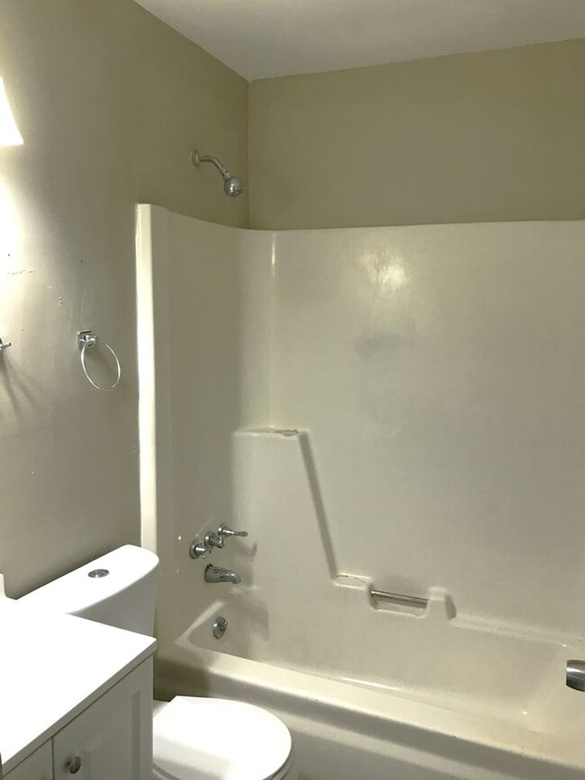 Building Photo - Great 3 Bedroom 2 Full Bath Home in Murfre...