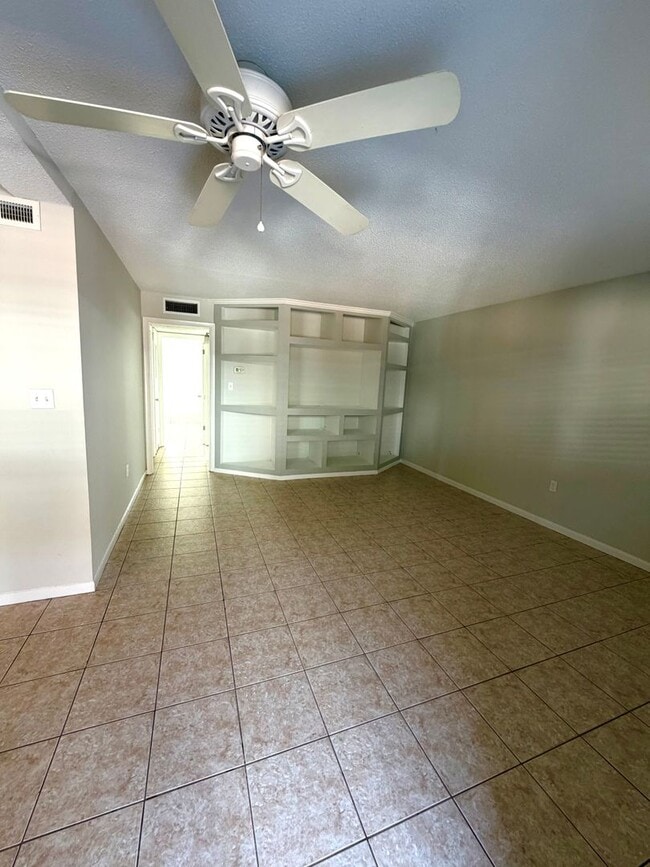 Building Photo - Popular Location 2/1