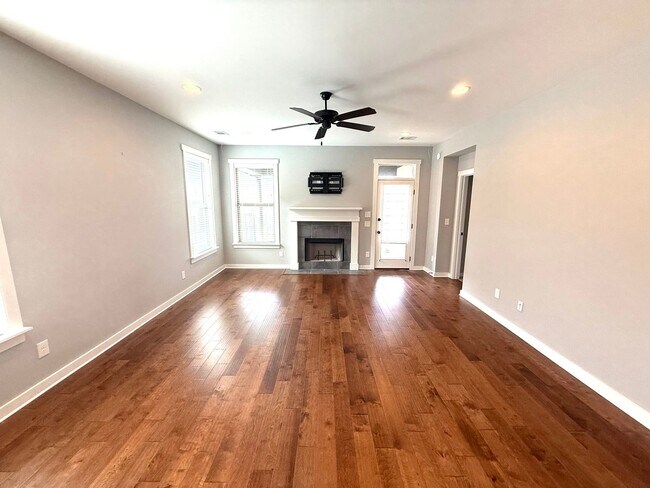 Building Photo - ** 4 Bed 2.5 Bath Located beside Park Cros...