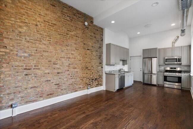 Building Photo - 3 bedroom in Chicago IL 60616