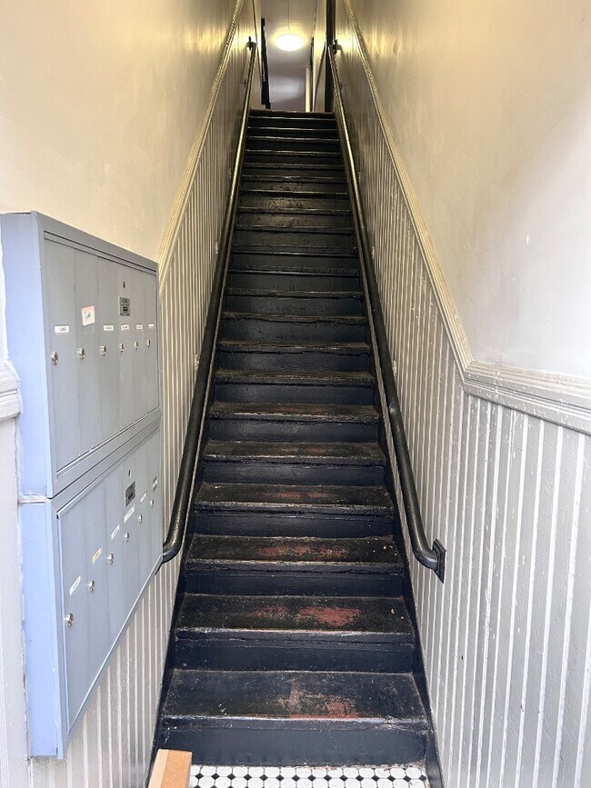 Building Photo - 24 W Court - Unit 3