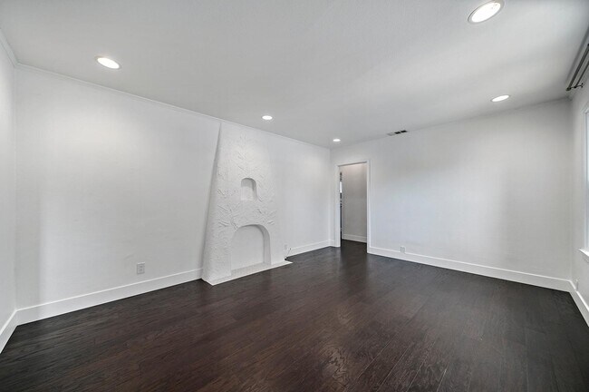 Building Photo - 4978 N Maywood Ave