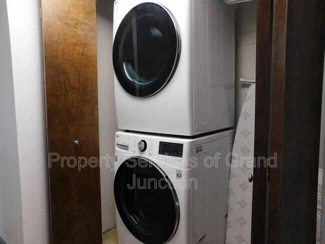 Building Photo - 2338 1/2 Rattlesnake Court