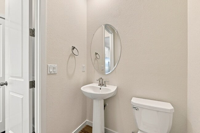 Building Photo - $2,995.95-3-Bed, 2.5-Bath Updated Townhouse in Broomfield!