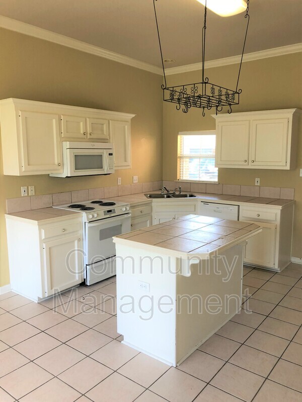 Building Photo - 221 Briarhaven Dr