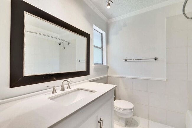 Building Photo - 9731 Meadowheath Dr