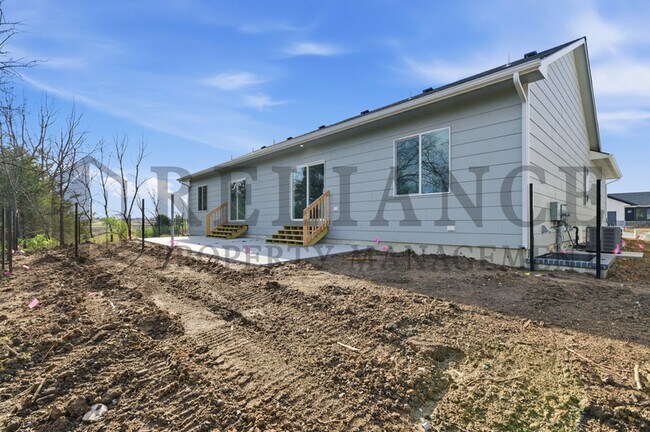 Building Photo - 5240 N Pinecrest Ct