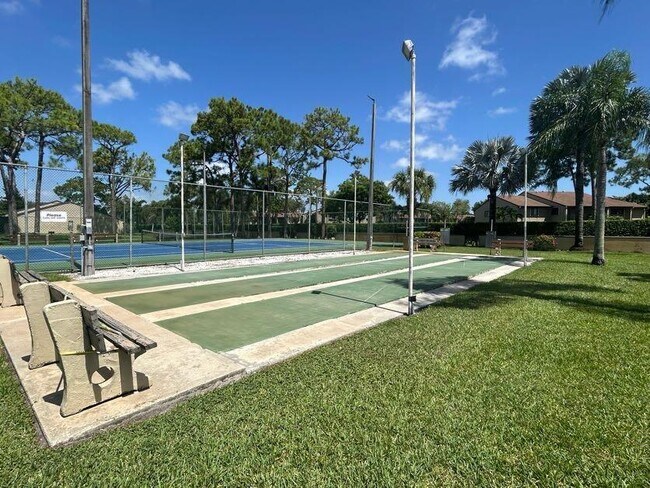 Building Photo - 725 Sunny Pine Way