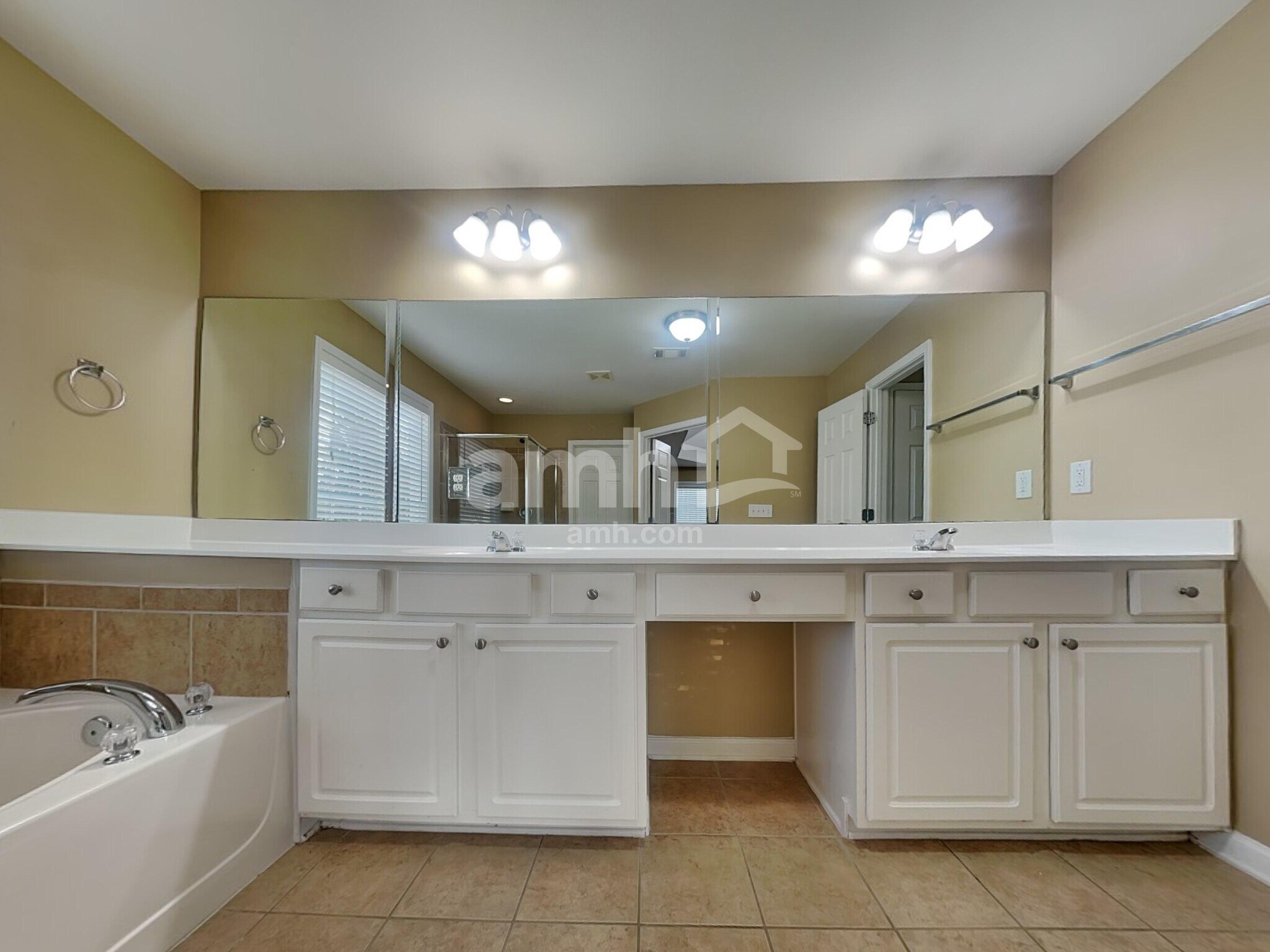 Building Photo - 3695 Moor Pointe Dr