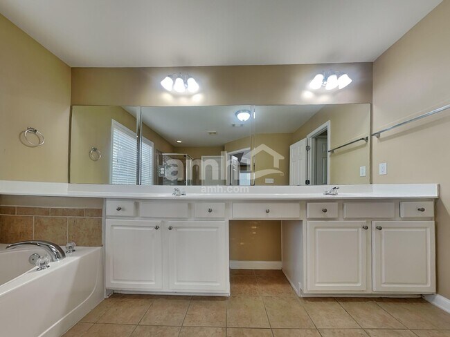 Building Photo - 3695 Moor Pointe Dr