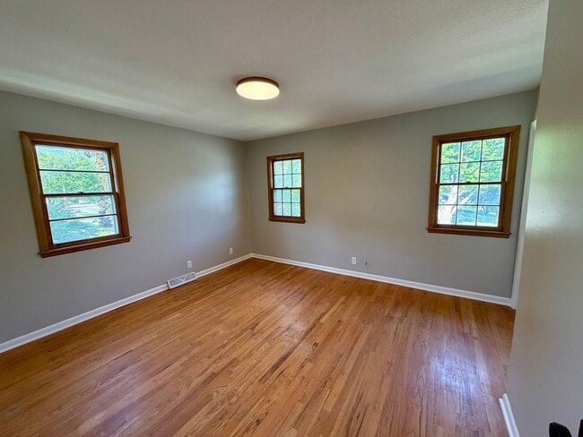 Building Photo - Duff Duplex 1709-1711