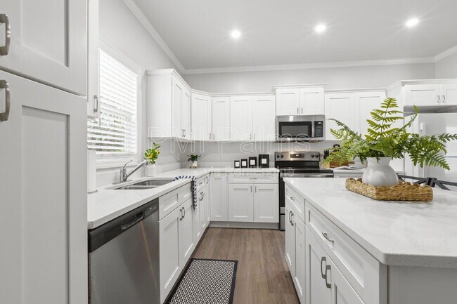 Building Photo - 1521 Preston St S