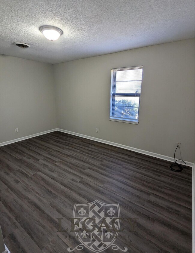 Building Photo - 413 Shawnee Dr