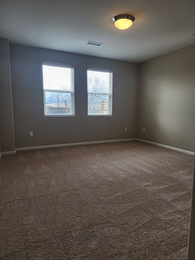 Building Photo - 4/2.5 Modern & Beautiful Townhome in Minden