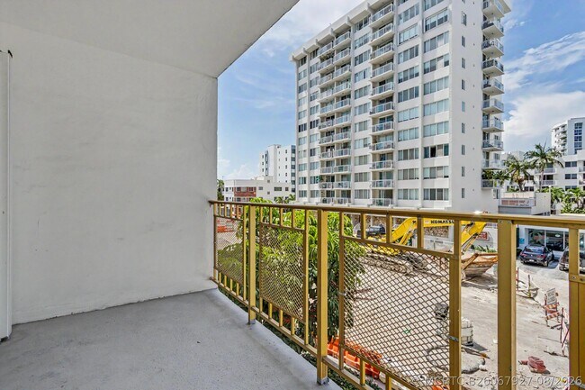 Building Photo - 1340 Lincoln Rd