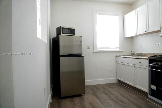 Building Photo - 501 SW 6th Ct