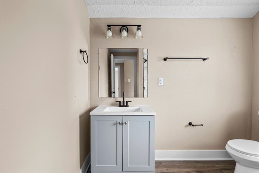 Building Photo - This beautifully updated 3-bedroom, 1-bath single-family home is ready for move-in!