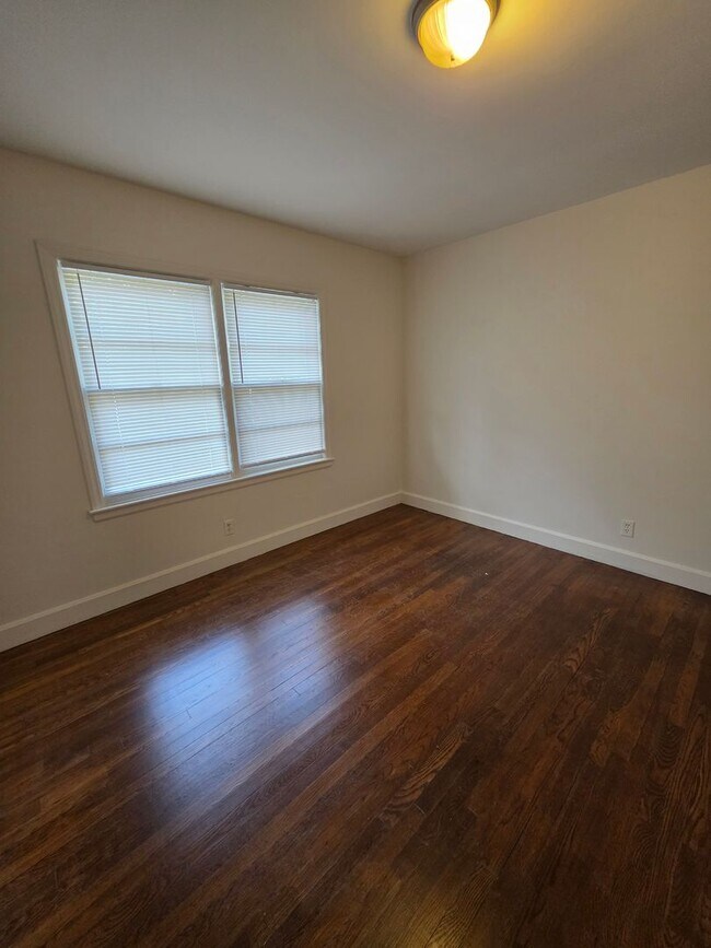 Building Photo - 3 BR House UTILITIES INCL!!!!