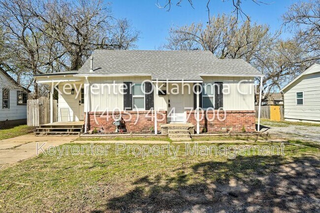 Building Photo - 4913 N Willow Ave