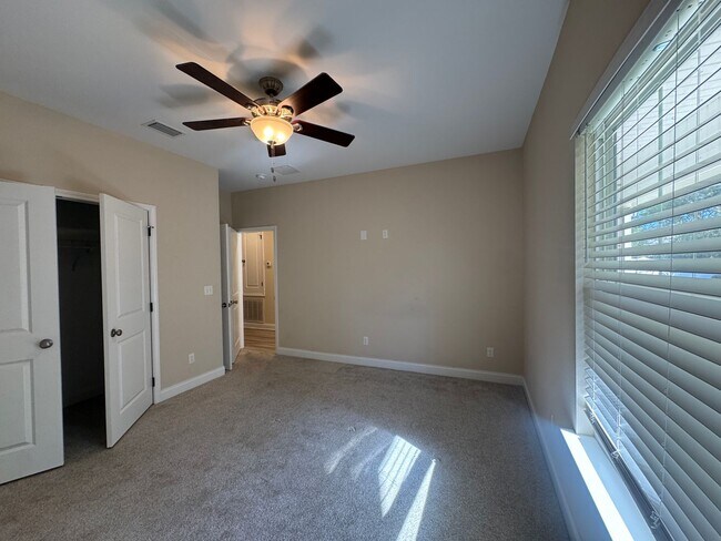 Building Photo - $500 OFF in NOVEMBER: Move-In Special!