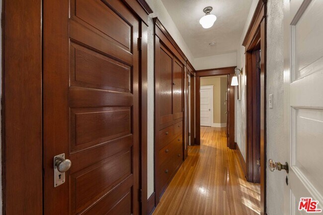 Building Photo - 8050 Jovenita Canyon Dr