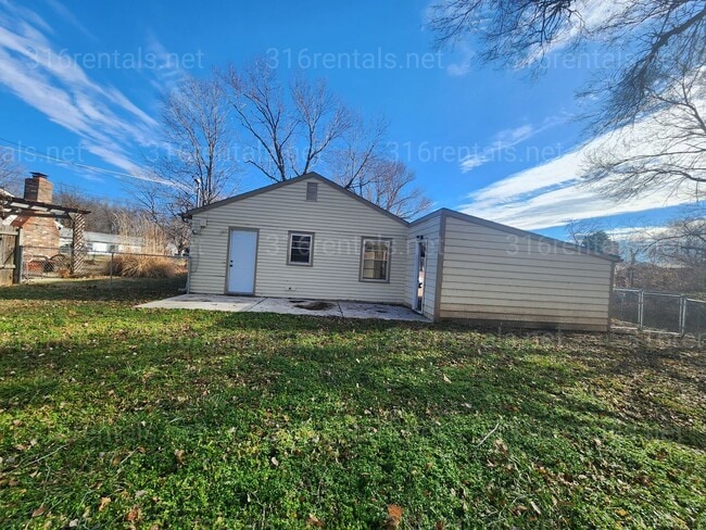 Building Photo - $1195 - 3 bedroom / 1 bathroom - Single Family Home