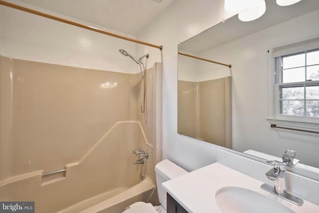 Building Photo - 800 Rosemere Ave