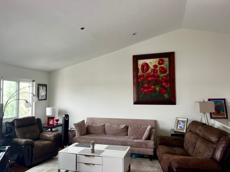 Large living room with views - 3666 3rd Ave