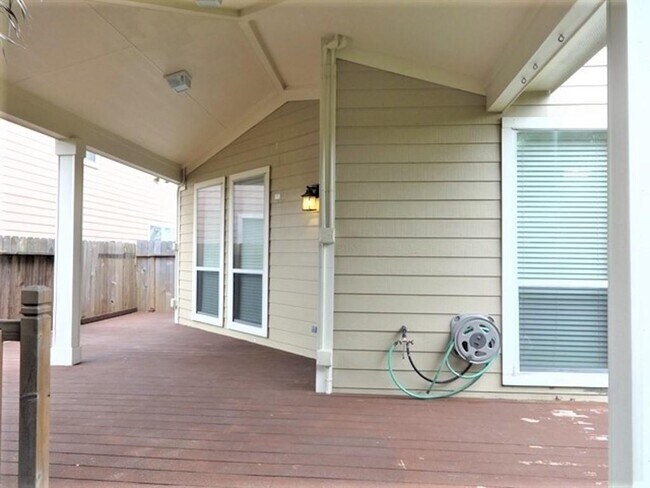 Building Photo - 15818 Shoreline Terrace Dr