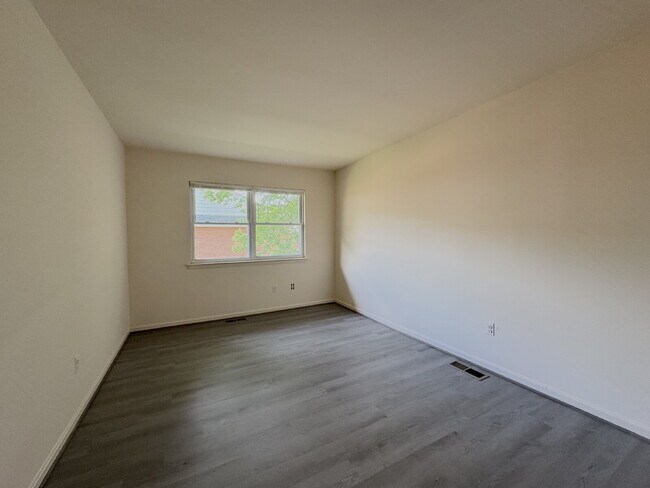 Building Photo - Comfortable Unit with Functional Layout