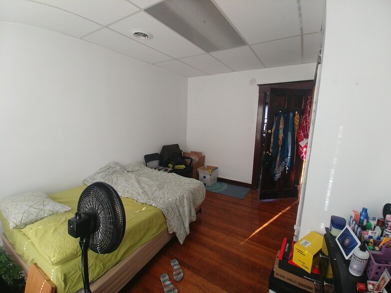 Building Photo - 134 Beethoven St