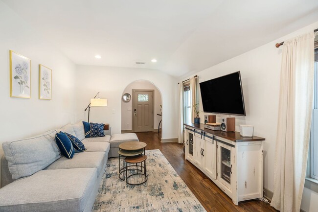 Building Photo - Beautiful Home Steps to Cleveland Park!