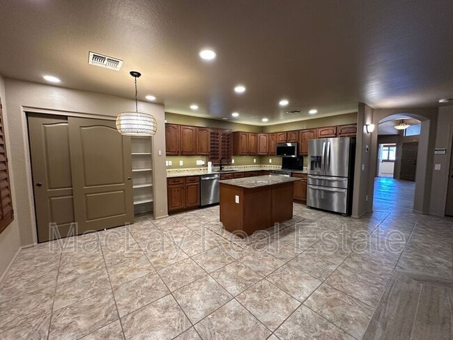 Building Photo - 1383 E Kingman Pl
