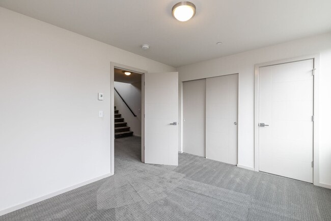 Building Photo - Stylish 3 BR/ 2/5 BA townhouse in Seattle