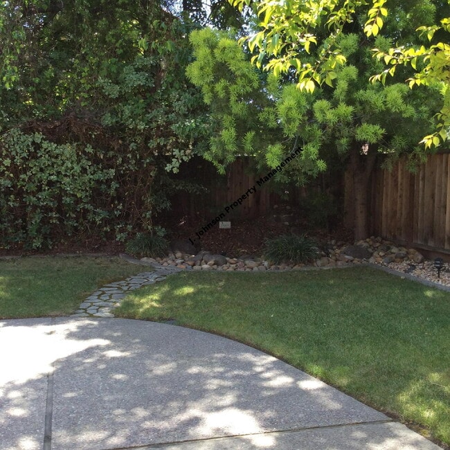 Building Photo - Spectacular 3 bed 2.5 bath Tracy Home