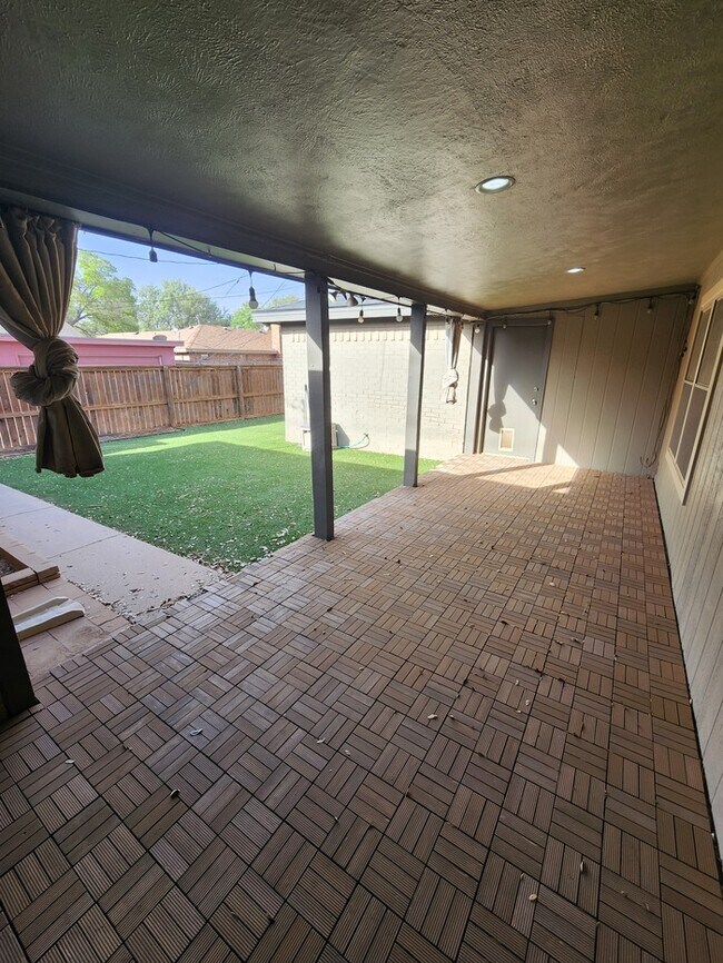 Building Photo - 4 bed 2 1/2 bath home, 2 car garage!