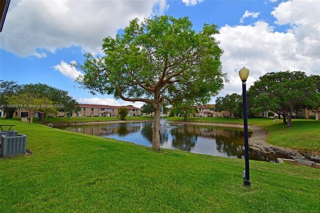 Building Photo - 9906 Twin Lakes Dr
