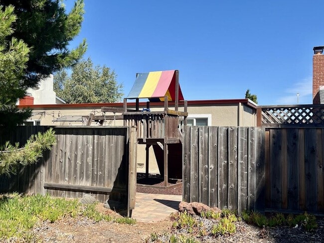 Building Photo - 630 Pilgrim Dr